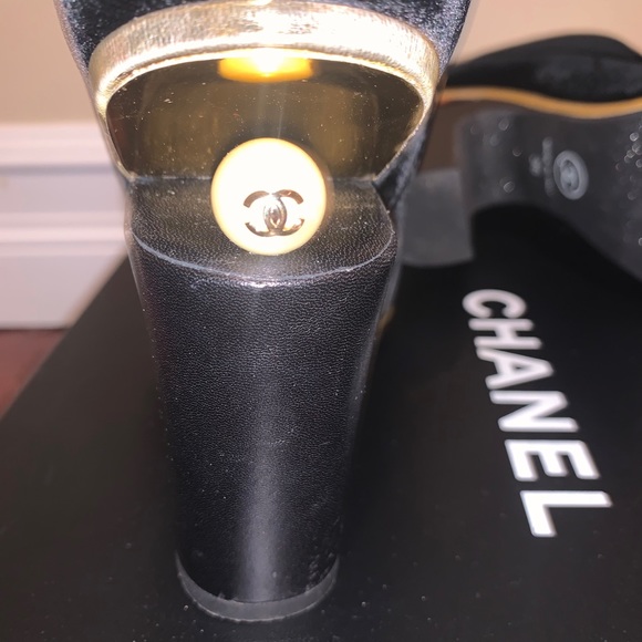 Chanel velvet boots with pearl deatil - Picture 3 of 5